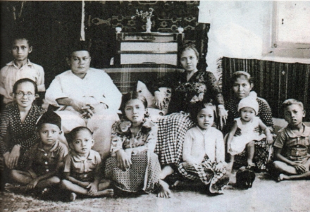 B.J. Habibie kecil dan keluarga
